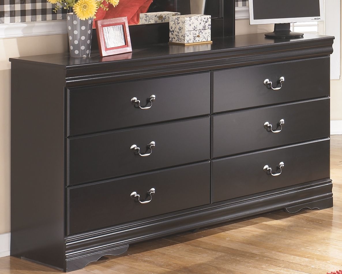 Huey Vineyard - Black - Six Drawer Dresser